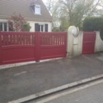 Vue devant maison barrière rouge