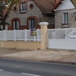 Vue maison barrière blanche